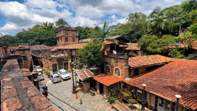 Vila temática em Mairiporã mistura arquitetura medieval, arte e reaproveitamento de materiais