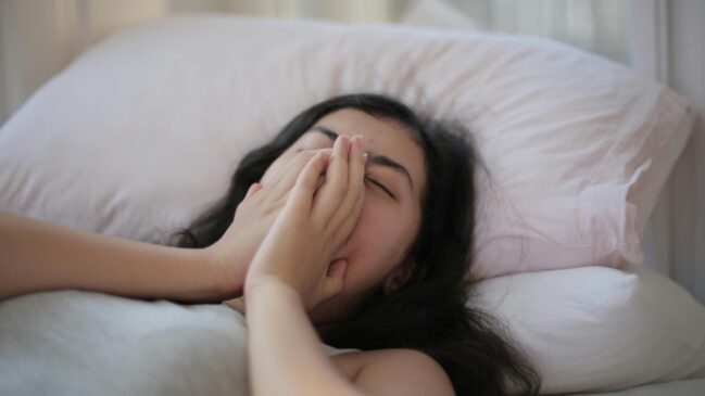 Com a chegada do frio intenso, colchões e lençóis gelados podem dificultar o sono, provocar despertares frequentes e deixar o corpo em alerta durante a noite