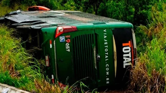 Veículo transportava cerca de 40 passageiros no momento do capotamento