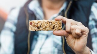 Estudos indicam que produtos ricos em calorias e pobres em nutrientes dificultam a sensação de saciedade no organismo