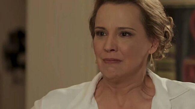 Mesmo recuperada, Emília prefere manter a situação em segredo em Além do Tempo