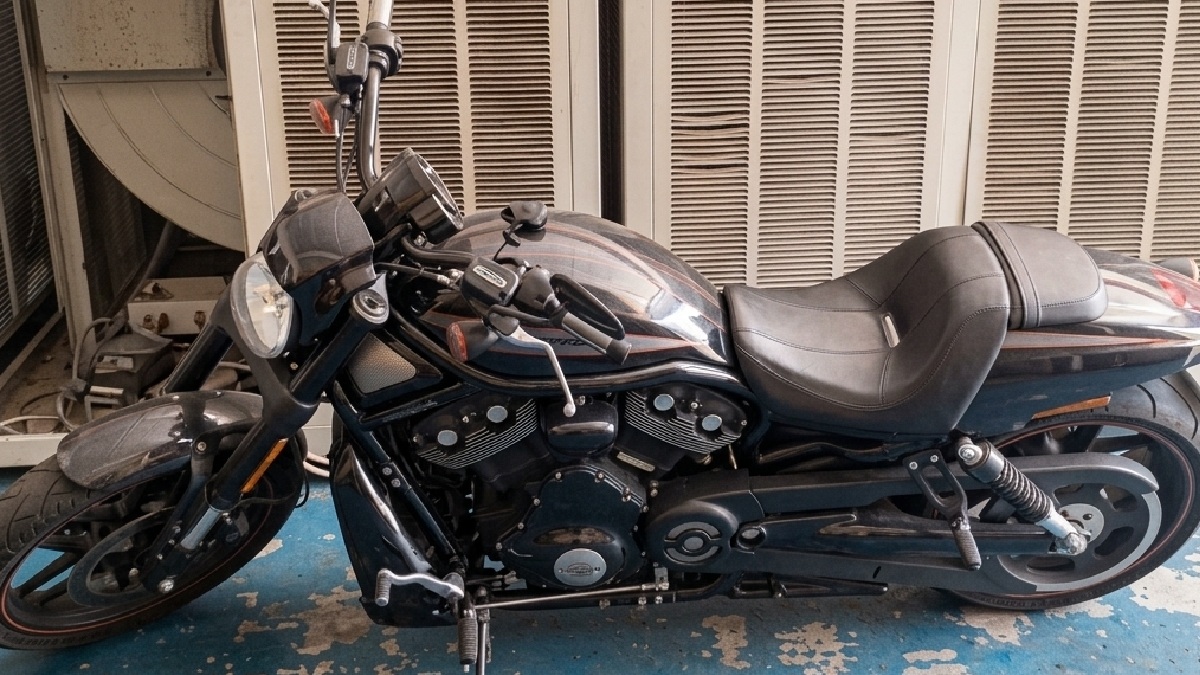Entre os destaques estão casas, apartamentos, terrenos e uma motocicleta Harley-Davidson