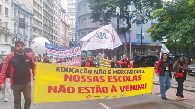 Em assembleia realizada pela categoria, os educadores decidiram manter a paralisação