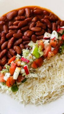 O feijão já fazia parte da alimentação dos povos indígenas muito antes da chegada dos portugueses. Espécies do grão são originárias das Américas e eram consumidas com farinha, carnes e pimentas.
