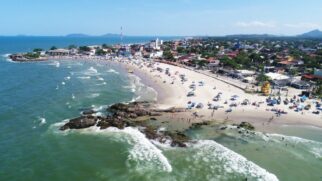 Entre os destaques está um terreno de 360 metros quadrados em Itapoá, no litoral norte de Santa Catarina