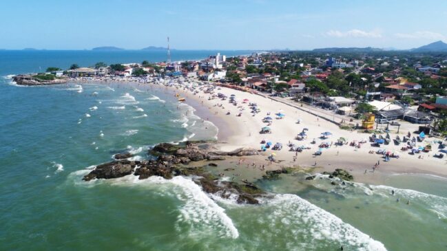 Entre os destaques está um terreno de 360 metros quadrados em Itapoá, no litoral norte de Santa Catarina