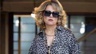 Tudo começa quando Adriana se emociona ao receber de Pedro a pulseira que havia perdido