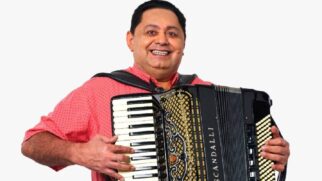 Já na madrugada de domingo, um dos nomes mais aguardados é Enok Virgulino, referência do forró tradicional