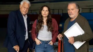 Mesmo abalada, Adriana decide se arriscar para ajudar a própria família e, ao lado de Carlos, se oferece como voluntária