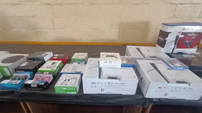 Entre os produtos disponíveis no leilão estão smartphones, notebooks, relógios, câmeras, microfones e mais