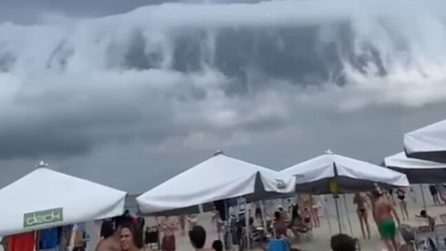 Formação de nuvem rolo no litoral de São Paulo
