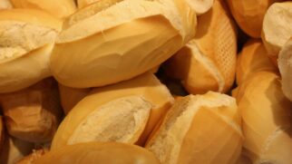 Desde pães artesanais fresquinhos até opções de bolos e cafés especiais, as padarias de Moema oferecem ambientes acolhedores e sabores que encantam. 