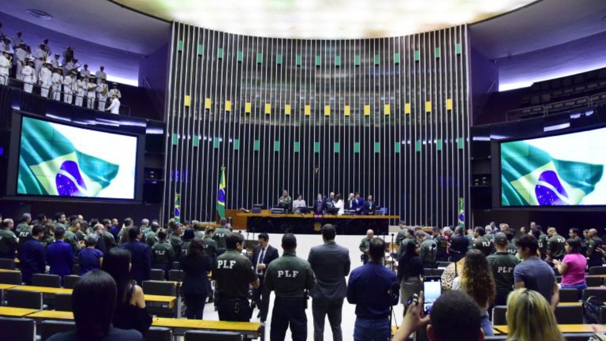 Bomba fiscal: CCJ acelera PECs de pisos salariais e pressiona governo