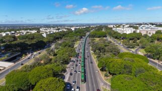 Brasil acelera a eletrificação do transporte público com investimentos do Novo PAC e expansão de frotas de ônibus de baixa emissão em grandes cidades