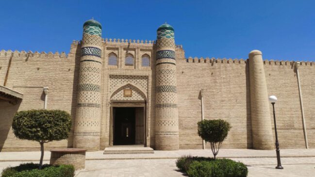 Com minaretes que sobreviveram às invasões de Genghis Khan e escolas islâmicas ainda em funcionamento, Bukhara é o destino que desafia o tempo no coração da Ásia Central.