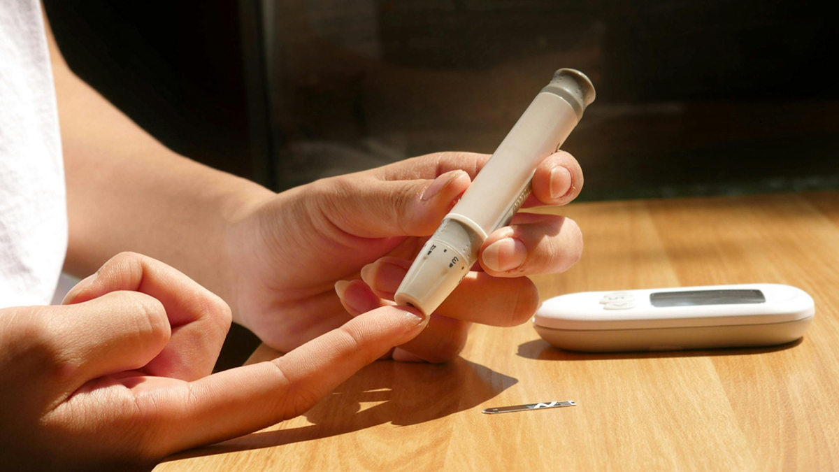 Pré-diabetes pode provocar sinais silenciosos como cansaço, sede excessiva e manchas na pele