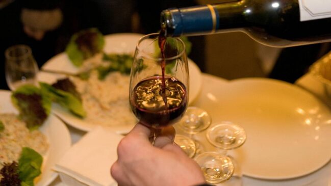 A taxa de rolha é o valor cobrado pelo restaurante para permitir que o cliente consuma uma bebida comprada fora do estabelecimento. Foto: Pexels/Luisa Fernanda Bayona