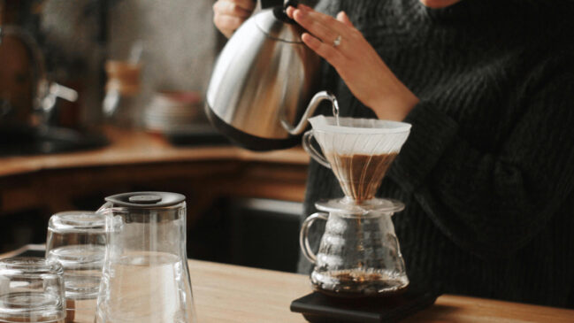 Falta de sono afeta o cérebro, mas a cafeína pode ajudar a reduzir os impactos, diz pesquisa (Foto: Pexels)