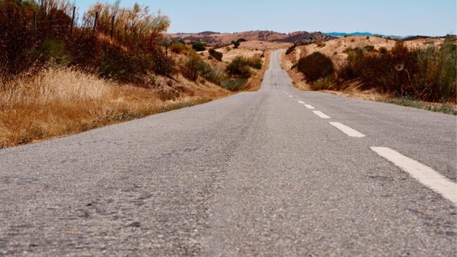Projeto-piloto em Barcelona usa resíduos agrícolas para fabricar asfalto ecológico capaz de sequestrar carbono diretamente no pavimento.