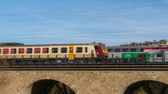 A CE propõe que os passageiros possam encontrar, comparar e adquirir serviços combinados de diferentes operadores ferroviários em um único bilhete
