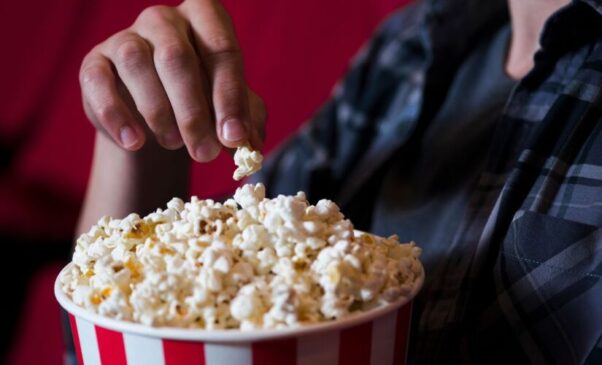 Vista por muita gente apenas como um acompanhamento de filmes e séries, a pipoca também pode funcionar como um lanche leve e nutritivo ao longo do dia