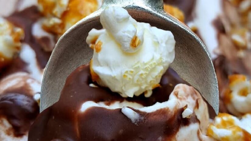 Além da alta qualidade do produto, o local também investe em sabores 'fora do comum'. Tem gorgonzola com doce de leite, tomate com manjericão servido como porção, pipoca caramelizada ao chocolate, entre outros tantos - (Reprodução/Instagram Solaretto Sorvetes)