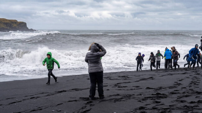 Praia Preta de Reynisfjara, no sul da Islândia, atrai turistas do mundo inteiro por sua beleza exótica e perigosa. Foto: Reprodução/Youtube