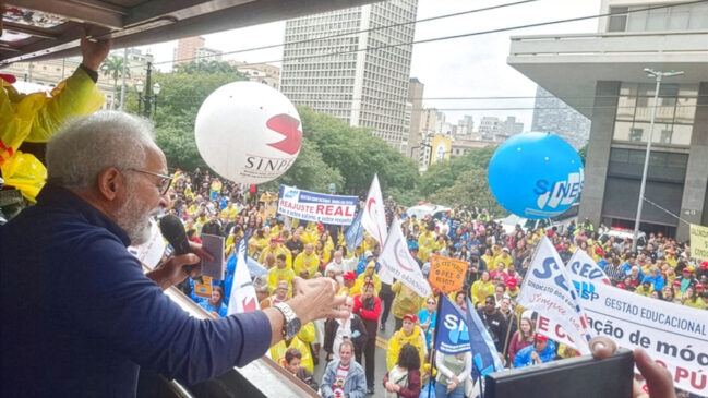 Protesto dos professores em frente à Prefeitura de São Paulo