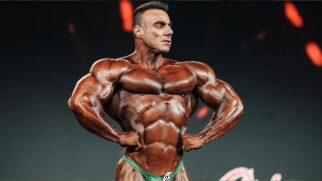 Rafael Brandão chamou atenção pela definição e volume muscular no palco do NY Pro
