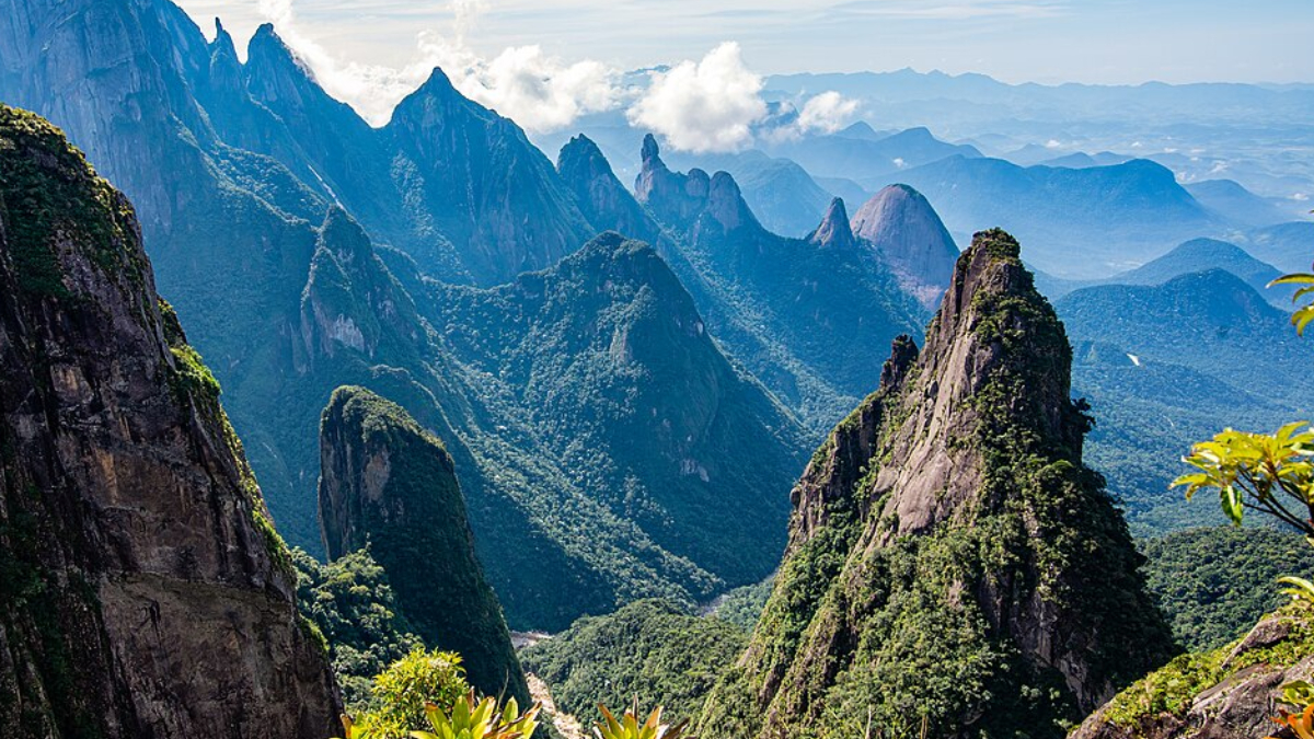 8°- Com montanhas imponentes, trilhas desafiadoras e mirantes incríveis, a Serra dos Órgãos é um dos destinos mais famosos de aventura e montanhismo do Brasil (Foto: Rafael Penna Leite/ Wikimedia Commons)