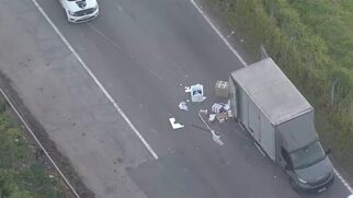 10 homens armados com pistolas e fuzis abordaram o caminhão para roubar a carga de remédios