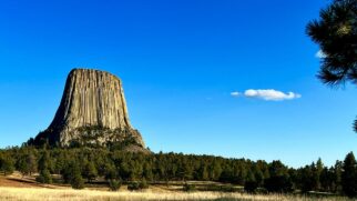 Primeiro monumento nacional dos EUA e cenário do clássico de Steven Spielberg, a Torre do Diabo reúne geologia, cultura indígena e o fascínio pelos extraterrestres em um só lugar.