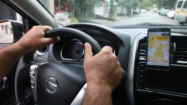 A dependência direta do tempo logado para gerar faturamento empurra os motoristas para as maiores cargas horárias registradas pelo IBGE. Rovena Rosa/Agência Brasil