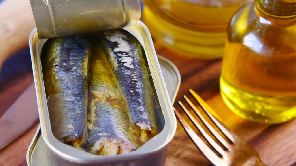 Consumo de sardinha enlatada é altamente recomendado para quem busca uma dieta equilibrada sem gastar muito tempo na cozinha