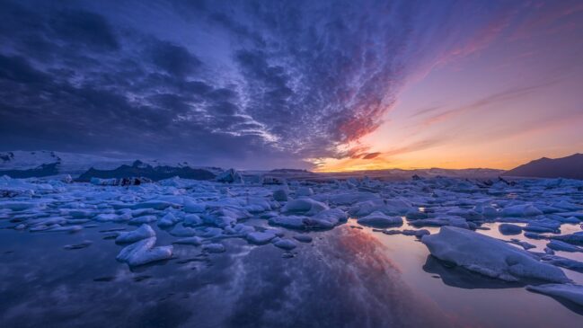 Em Utqiagvik, o sol da meia-noite pode aparecer baixo no horizonte mesmo durante a madrugada, criando a sensação de que o dia nunca termina