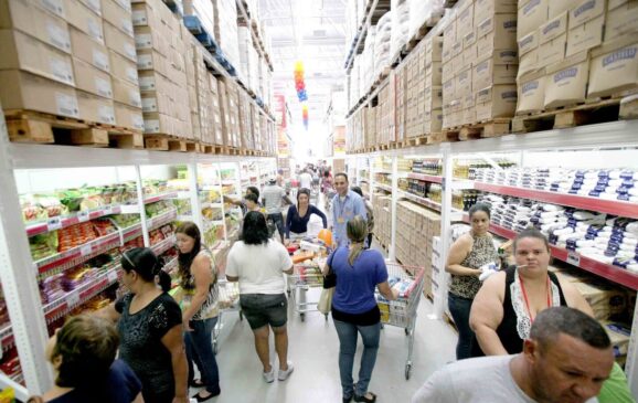 Possível redução da jornada de trabalho com o avanço do Projeto de Lei nº 1.838/2026, que prevê o fim da escala 6x1, pode gerar impactos bilionários para supermercados de São Paulo. Foto: Thiago Neme/Gazeta de S.Paulo