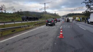 Todas as faixas da rodovia foram liberadas e apenas o acostamento segue interditado