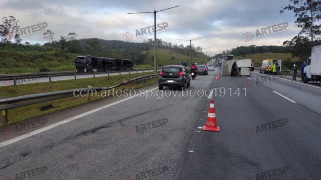 Todas as faixas da rodovia foram liberadas e apenas o acostamento segue interditado