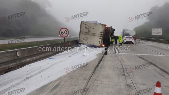 Motorista perdeu o controle da direção, bateu na mureta de concreto e tombou