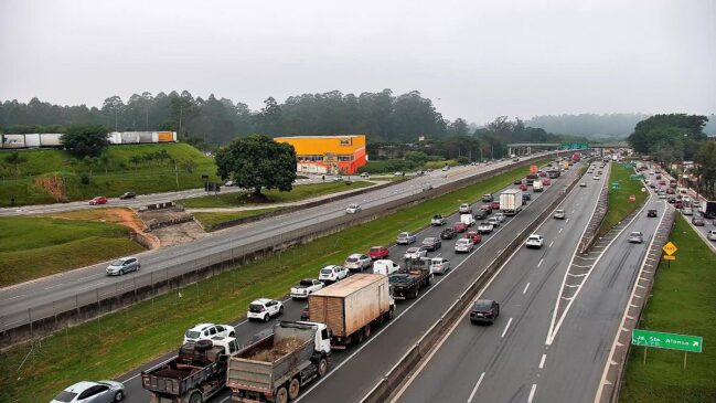 Lentidão na rodovia Ayrton Senna ultrapassa os 2 quilômetros
