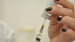 Desde 28 de março, data do início da campanha de vcinação contra a gripe, já foram aplicadas 1.465.330 doses do imunizante nos grupos prioritários.