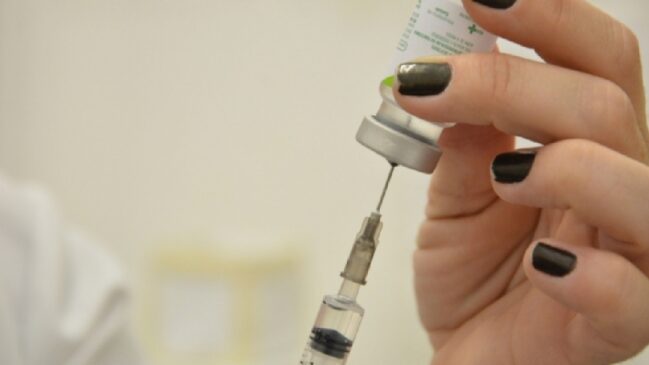 Desde 28 de março, data do início da campanha de vcinação contra a gripe, já foram aplicadas 1.465.330 doses do imunizante nos grupos prioritários.
