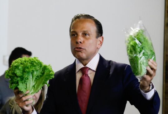 SÃO PAULO, SP - 29.01.2019: DORIA ASSINA ISENÇÃO DE ICMS - O Governador João Doria e o secretário de Estado da fazenda, Henrique Meirelles assinam nesta terça-feira (29/1), na sede do Palácio do Governo, no bairro do Morimbi, zona sul da cidade, o decreto