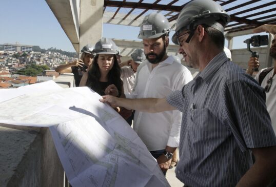 Prefeito Bruno Covas (PSDB) vistoriou as obras do futuro CEU localizado na zona norte; as obras estão 47% executadas