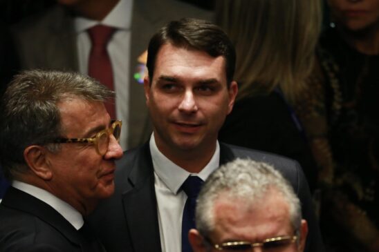 Loja de senador Flávio Bolsonaro (sem partido) foi alvo de buscas