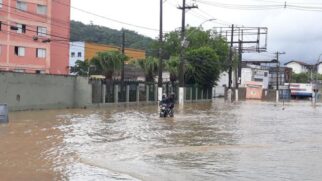 A avenida Martins Fontes, na entrada da cidade de Santos, alagou e ficou intransitável na manhã desta segunda-feira