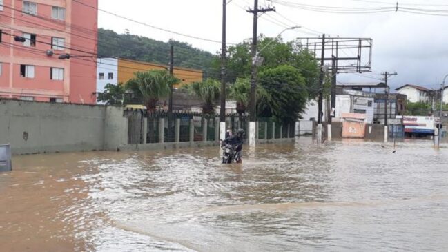 A avenida Martins Fontes, na entrada da cidade de Santos, alagou e ficou intransitável na manhã desta segunda-feira