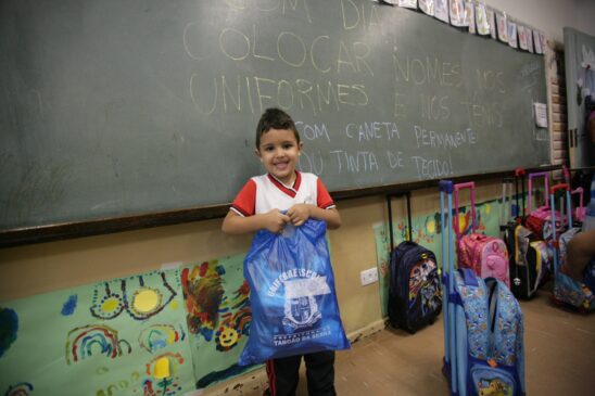 A cidade conta com cerca de 31 mil alunos distribuídos em 73 escolas; kits de material e uniforme serão parecidos com os do ano passado