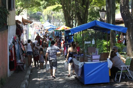 Feira de Artes e Artesanato de Embu atrai turistas de todo o Estado; no local é possível comprar desde bijuterias até esculturas
