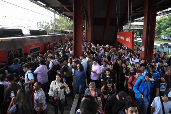 Na estação Grajaú da CPTM, os usuários tiveram que ter paciência na manhã desta segunda-feira
